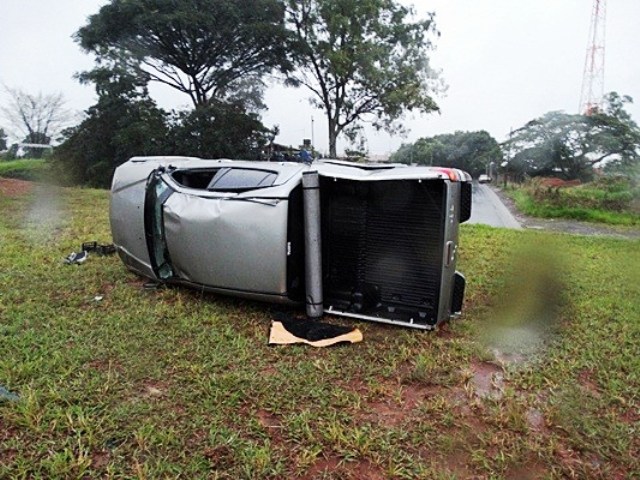 caminhonete-capota-durante-chuva-forte-na-sp-310-2 b620