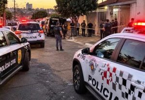 Feminicídio; Homem mata namorada com mais de 10 tiros; amiga também é baleada
