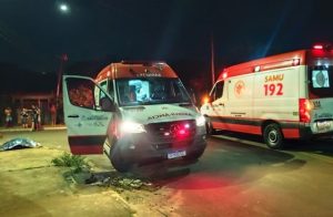 Homem cai de escada e morre ao tentar religar energia em poste