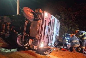Caminhão canavieiro tomba e motorista fica com braço preso sob a cabine