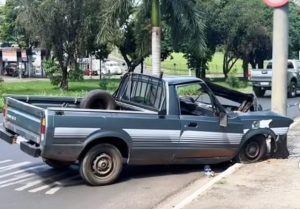 Ford Pampa colide contra poste na Rua São Lourenço em Matão e deixa duas pessoas feridas