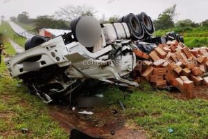 Motorista carreteiro morre após carreta tombar na Washigton Luís (SP-310)