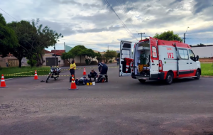 Acidente entre carro e moto deixa uma motociclista ferido em Matão