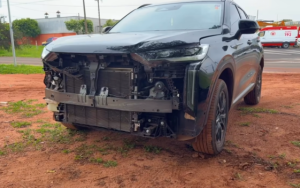 Colisão entre Gol e carro importado deixa mulher ferida no trevo da Faria Lima em Matão/SP
