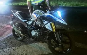 Casal fica ferido após queda de moto na rodovia Washington Luís