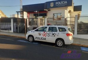 Homem é executado a facadas enquanto dormia no sofá da sala em Dobrada/SP