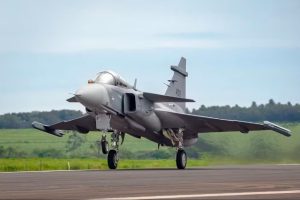 primeiro caça Gripen E produzido no Brasil faz voo inaugural no interior de SP