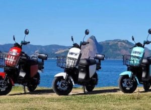 motos-eletricas-ecoolmove-vermelha-branca-azul-mar-montanhas