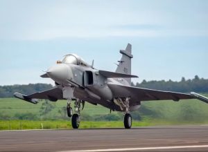 primeiro-gripen-e-produzido-no-brasil-pela-embraer-realiza-voo-inaugural